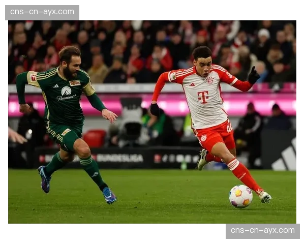 争议镜头:VAR回看拜仁禁区内的疑似犯规,裁判最终认定区域防守下接触合理 争议镜头:VAR回看拜仁禁区内的疑似犯规,裁判最终认定区域防守下接触合理